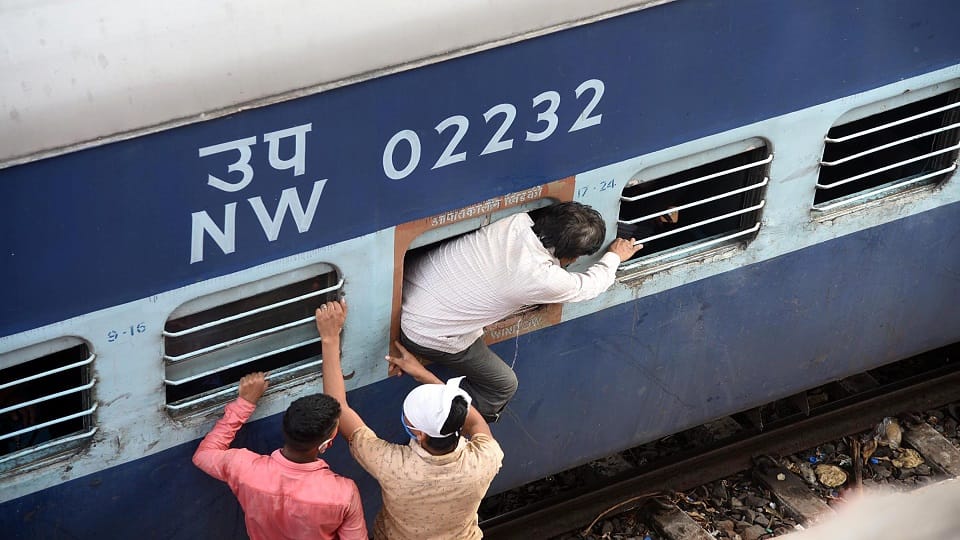 Hot tea fell on sleeping passengers in Gorakhpur-Panvel Express two died in stampede three passengers got burn