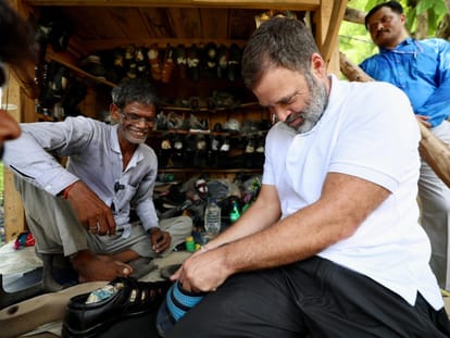 Sultanpur: Rahul Gandhi became a cobbler for some time, stitched slippers at the shop, asked how much money do