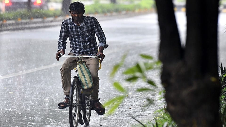 Rain in many areas of Delhi-NCR waterlogging caused traffic jam