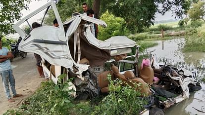 Three people died tragic accident Bolero collided with tree in Chandauli two man critical condition