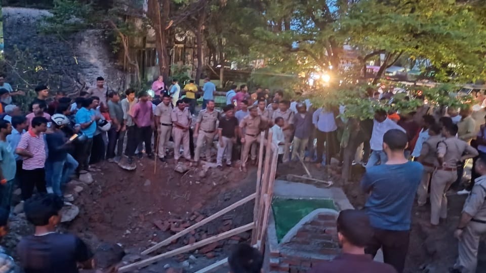 Three hours of uproar over the repair of a religious place in kaladhungi haldwani