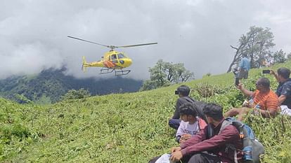 फंसे यात्रियों को हेलिकॉप्टर से लाया गया।