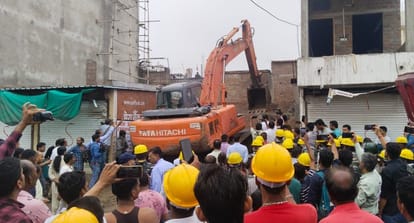 Indore: Huge protest in Indore against the corporation staff who came to demolish the house in raining water.