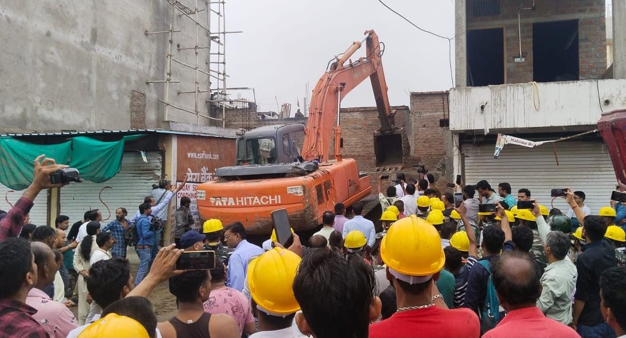 Indore: Huge protest in Indore against the corporation staff who came to demolish the house in raining water.