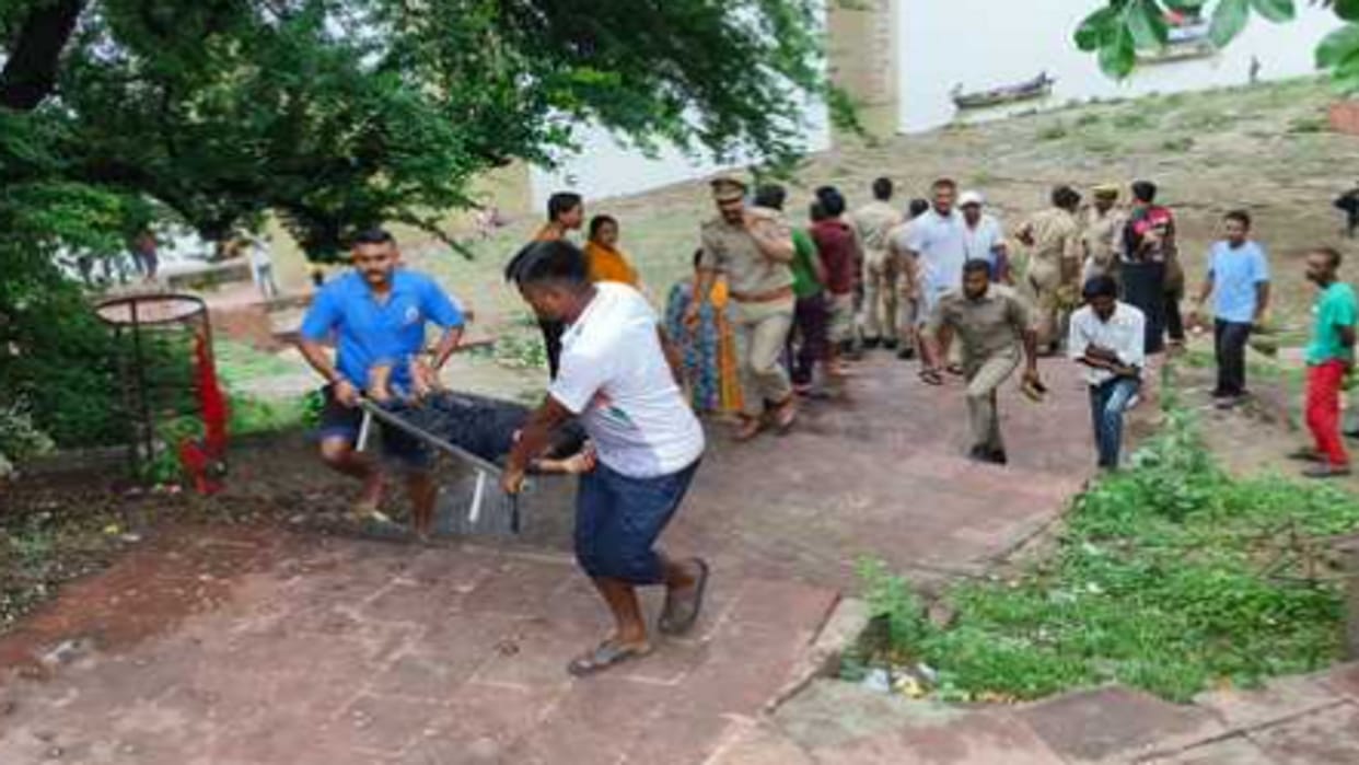 Three including two teenage girls jumped from the new Yamuna bridge, two missing