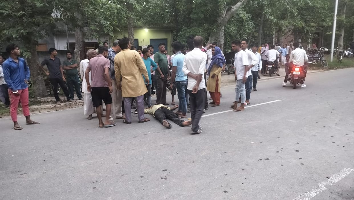 Roorkee News Liquor shop employee beaten villagers badly heart broken thrown on road