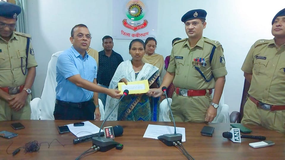 Ranita female Naxalite with a reward of Rs 13 lakh surrendered in Kabirdham