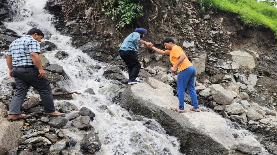 SDM Manjeet Singh inspected disaster affected areas in dharchula pithoragarh