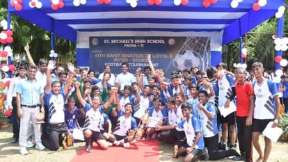 Bihar News : st michael school patna won football tournament over dps patna, ias shirshat kapil ashok watching