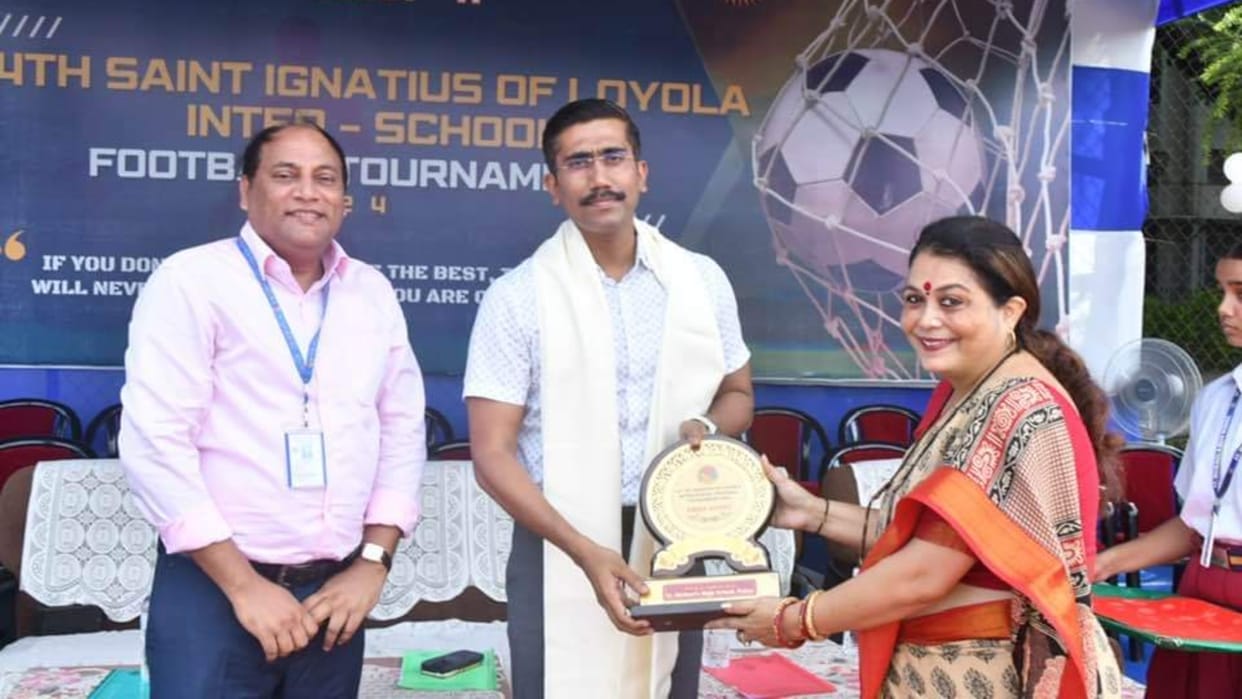 Bihar News : st michael school patna won football tournament over dps patna, ias shirshat kapil ashok watching