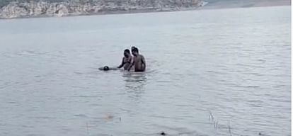 Bihar: तेतर डैम में नवोदय विद्यालय के छात्र की लाश मिली, बाल कटवाने की बात कह हॉस्टल से निकला, वापस नहीं लौटा Bihar: Dead body of Navodaya Vidyalaya student found in Gaya's Tetar Dam; hostel, murder, Police, Crime