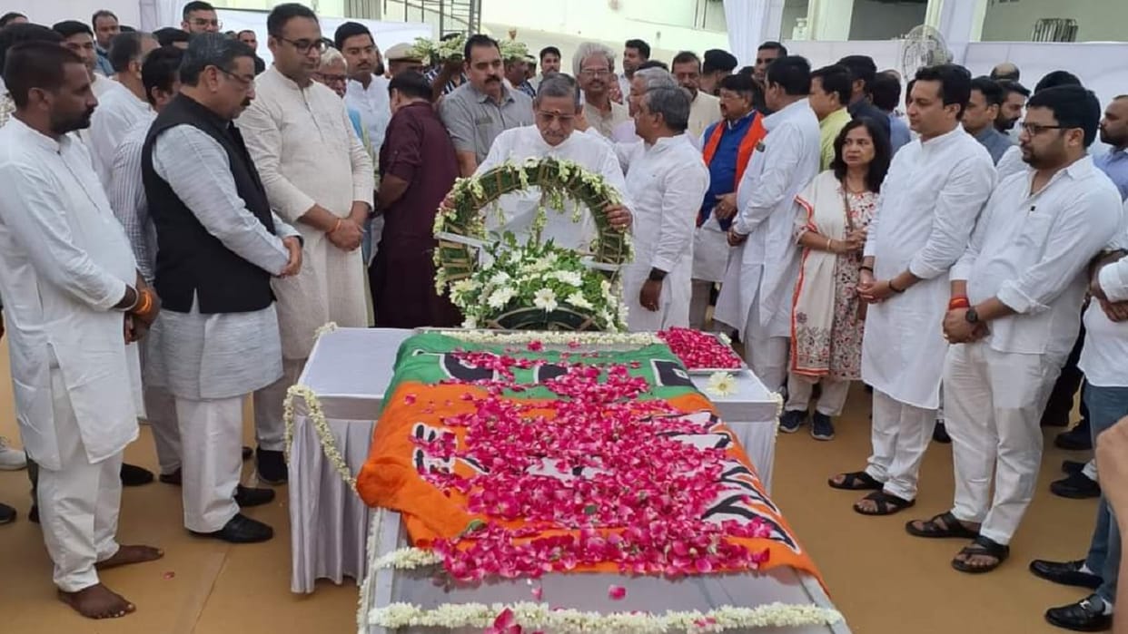 Bihar News : Cremation of former BJP president MP Prabhat Jha in his ancestral village in Bihar