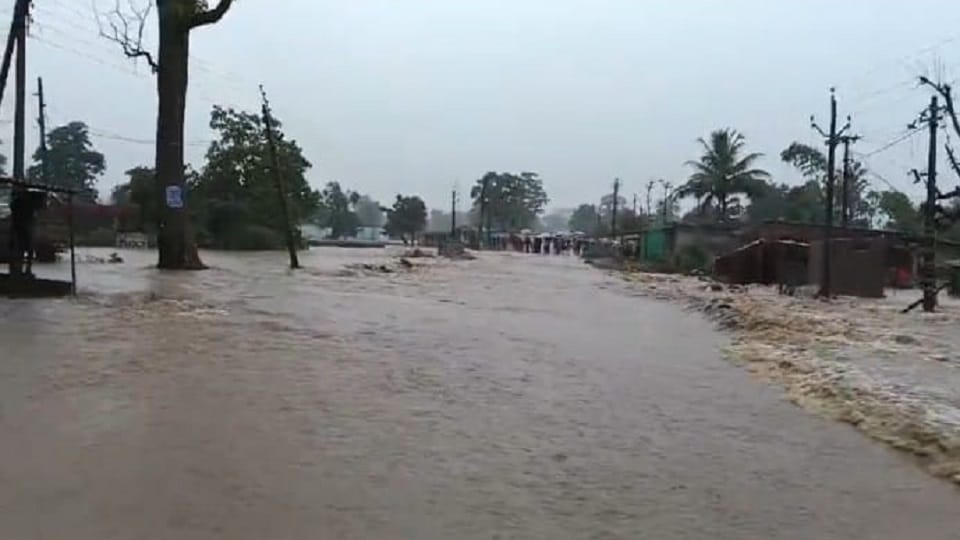 Bijapur to Jagdalpur connection cut off water flowing over Jangla culvert in Bijapur