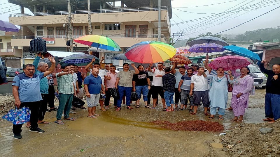 protest for drainage of Kunti drain in bageshwar