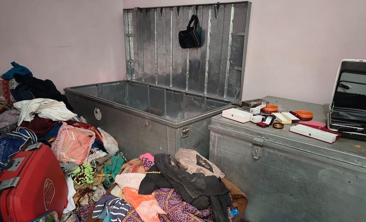 Thieves ransacked closed house in bhadohi fled jewellery worth lakhs