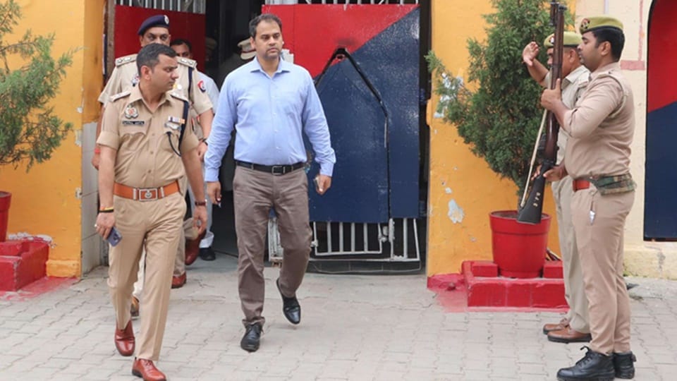 Moradabad: DM-SSP inspected jail, five cameras were found faulty, raid conducted sub-registrar office