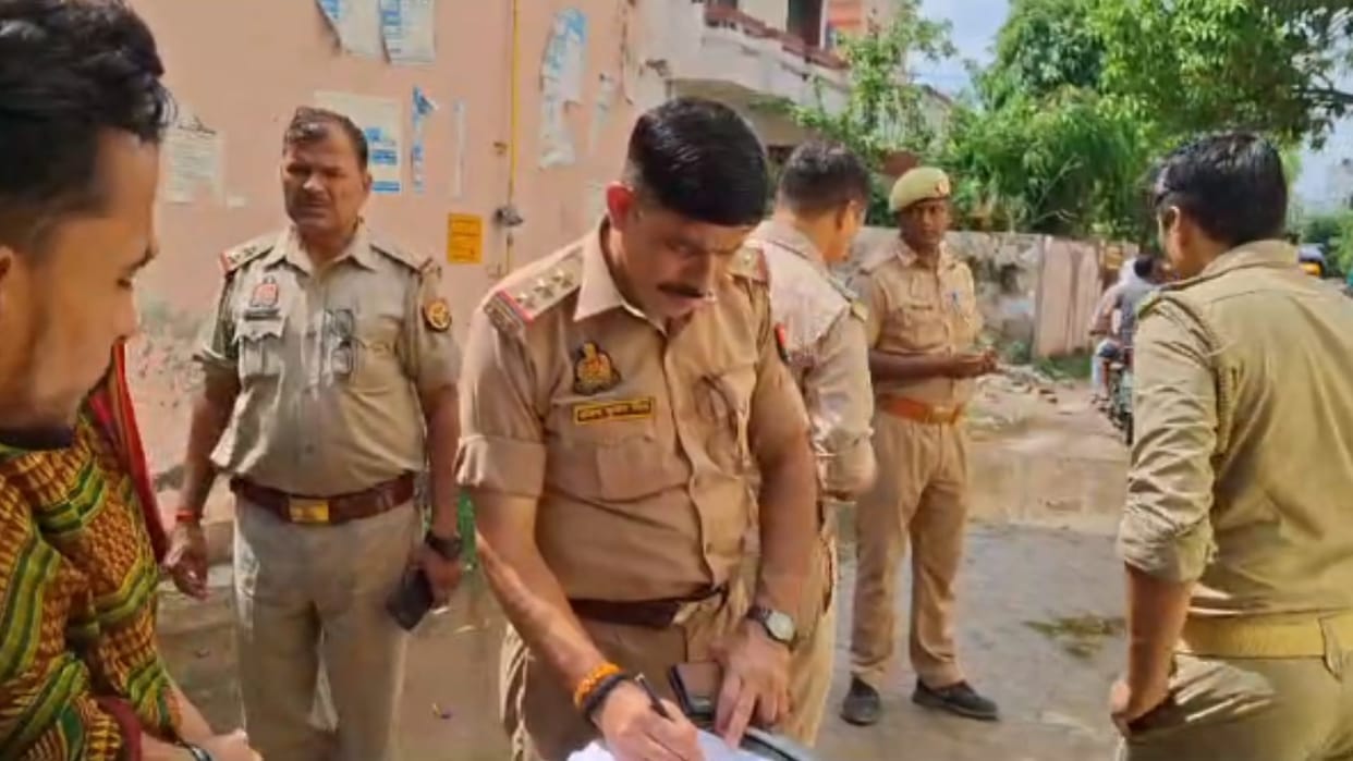 miscreant escaped after snatching chain from woman neck in varanasi chased her long time bike