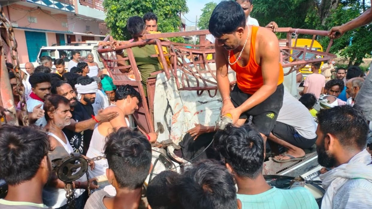 Major accident in ballia many student died and many students injured after collision of truck and pickup