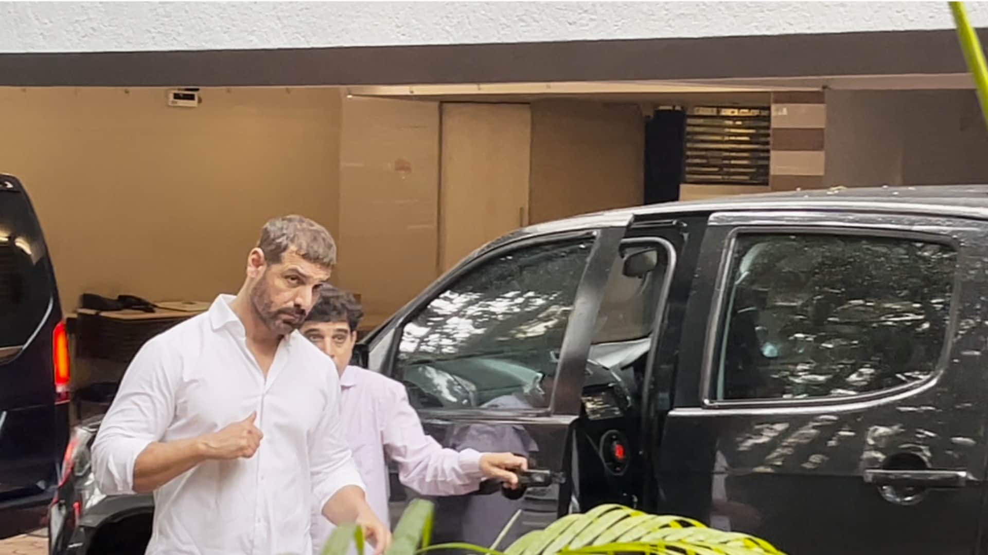 farah Khan Mother Death sweta bachchan and others at sajid khan house for condolence