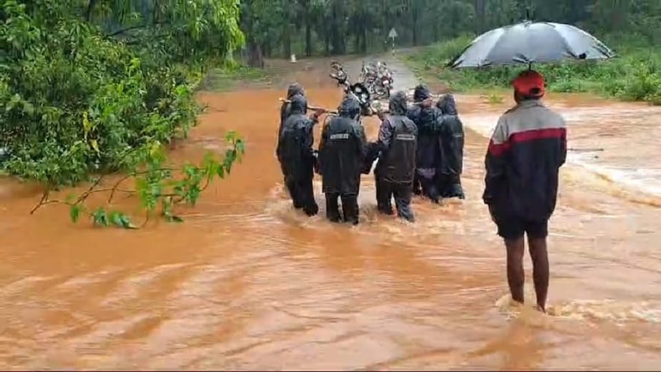 जान जोखिम में डाल रहे लोग