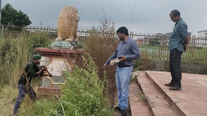 जौहर विवि में कार्रवाई करती राजस्व विभाग की टीम