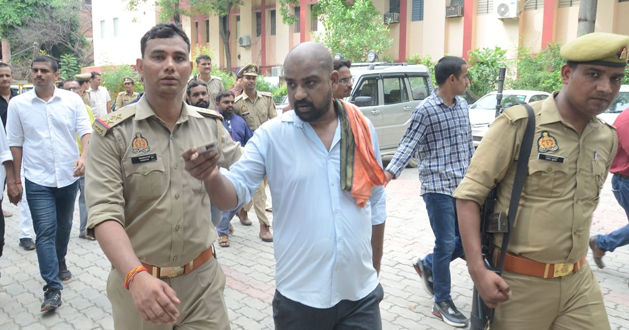RTO was cordoned off and raided, 12 brokers were caught along with documents, 250 people were questioned