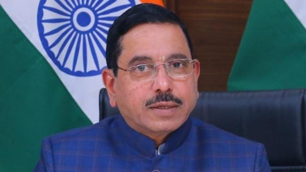 Politics: Union Minister Joshi targeted Mamata's shelter comment