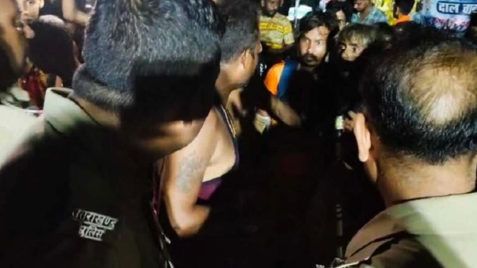Ruckus among Kanwariyas when Kanwar was broken in Haridwar