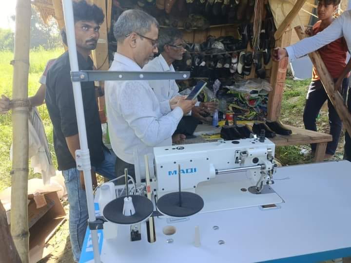 Sultanpur: Rahul Gandhi sent shoe sewing machine, a day before he had asked cobbler Ramchet about his problem