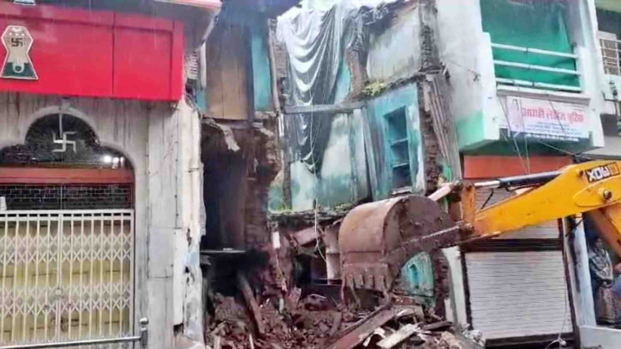 Sehore News: Dilapidated house collapsed in the rain, 80-year-old elderly woman buried under the rubble