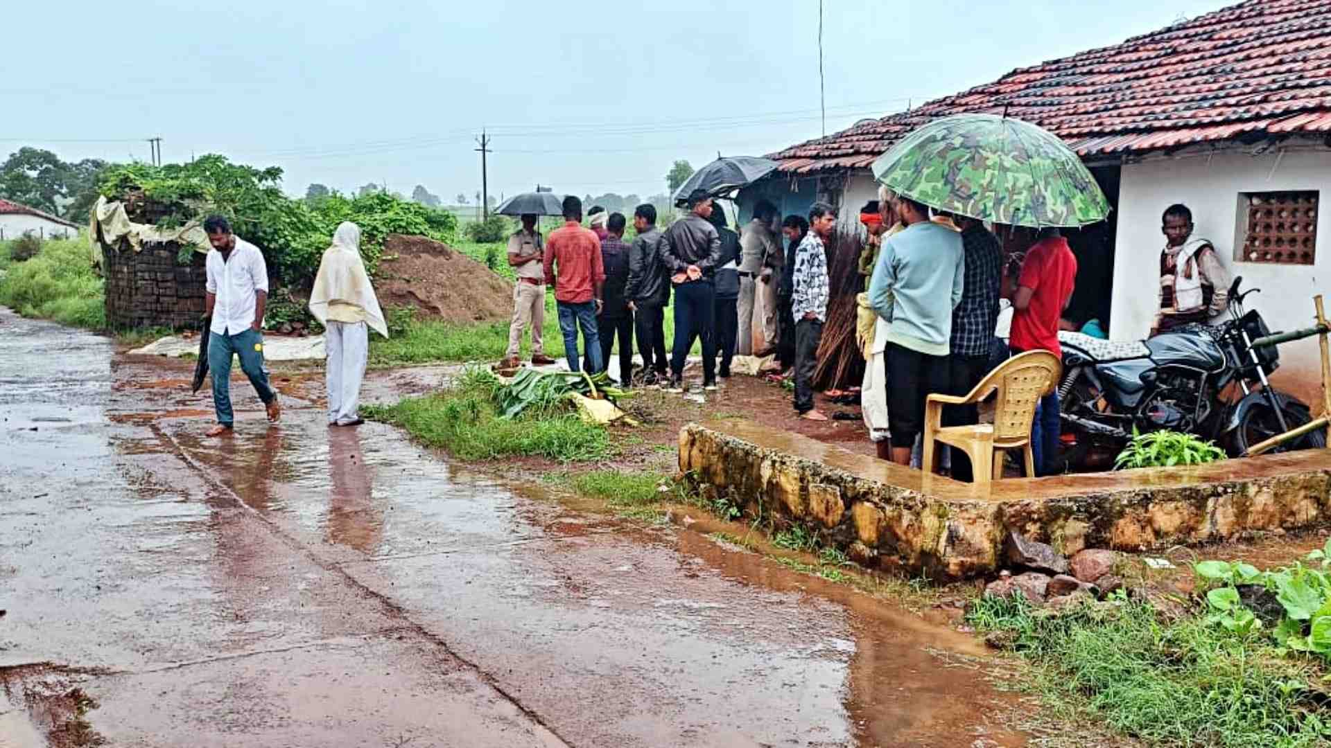 मामले की जांच करने मौके पर पहुंची पुलिस।