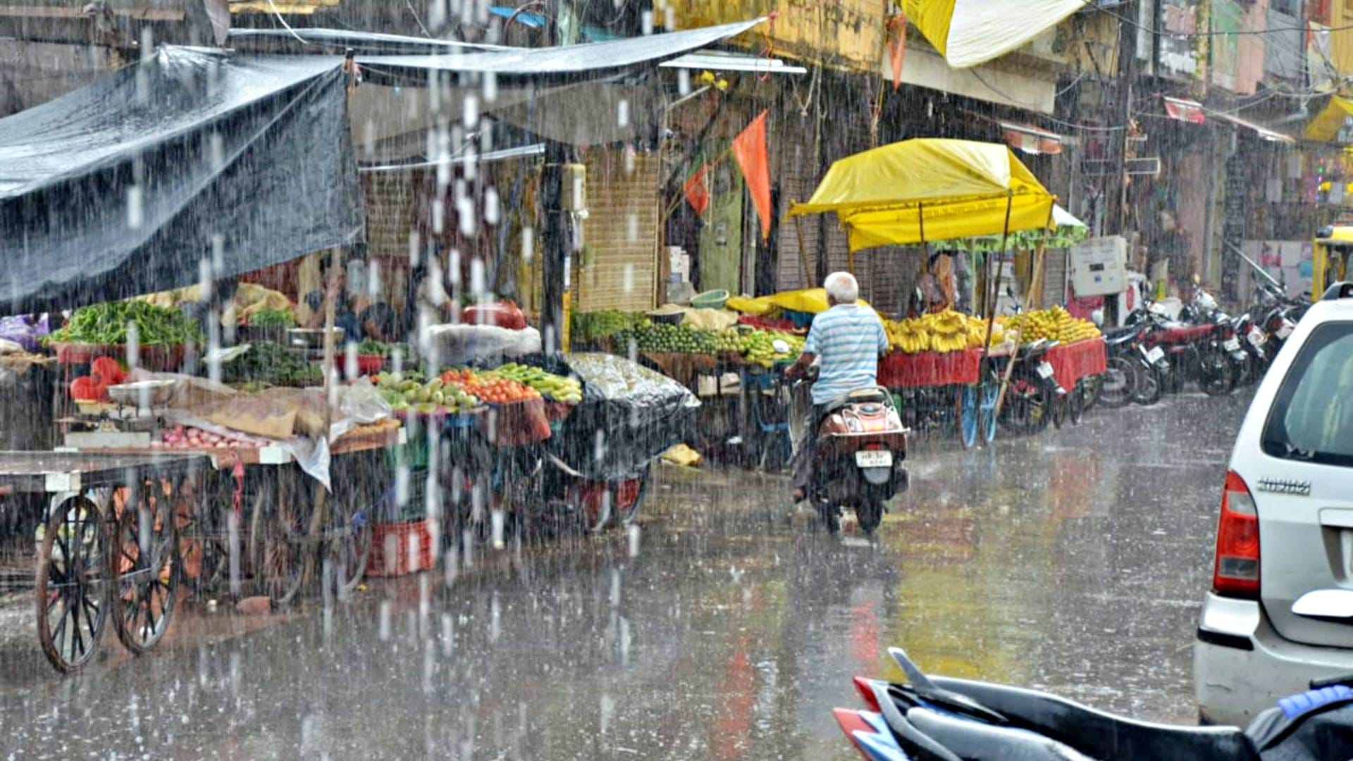 सीहोर में हो रही बारिश का नजारा