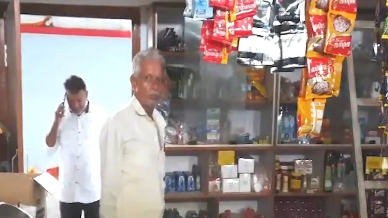 Sagar Crime Thieves broke into a shop in rain ate gutkha and fled with cash and umbrella