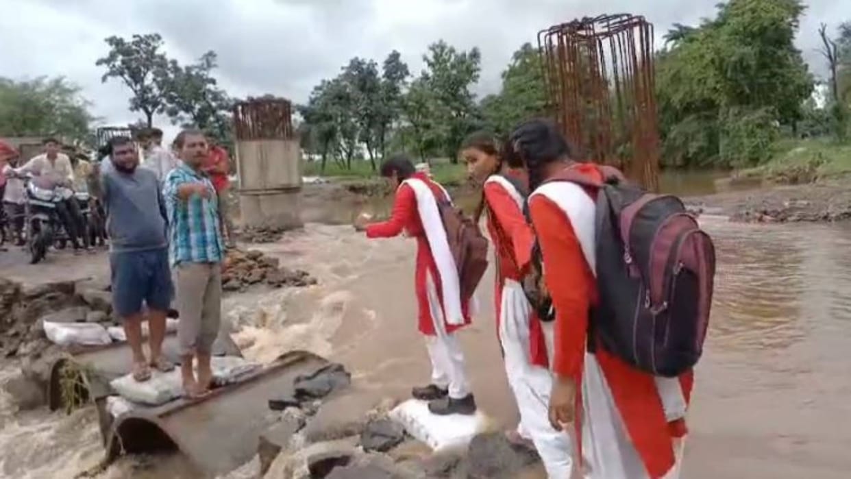 Chhindwara Children going to school risking their lives 20 villages lost connectivity incomplete bridge