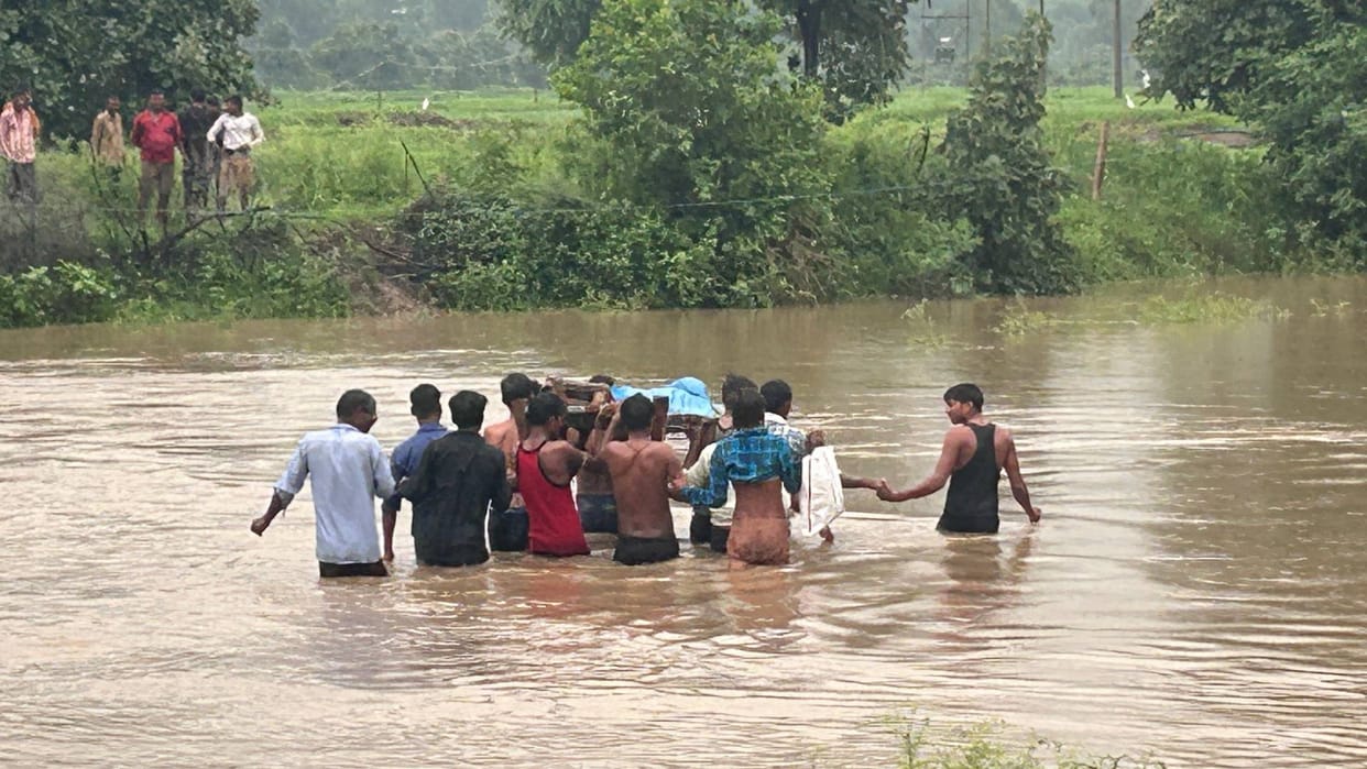 Raisen Chaos took life of young man who was groaning in pain there was delay in crossing bridge with help cot