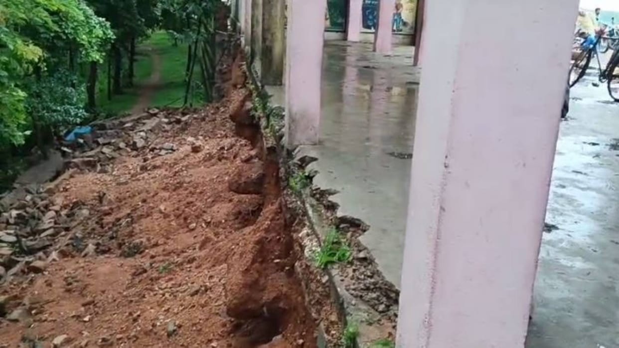 Tikamgarh wall of park built at cost of lakhs in Karinagar collapsed due to rain