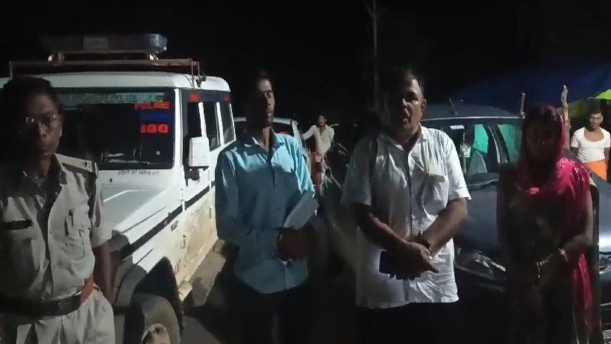Shahdol Police arrived angels to help in deserted forest car broke down while going Lucknow to Chhattisgarh