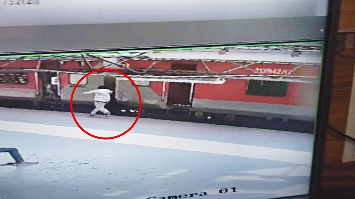 Muzaffarpur: Man suddenly jumped between 2 coaches of train, incident of his death was captured live on CCTV