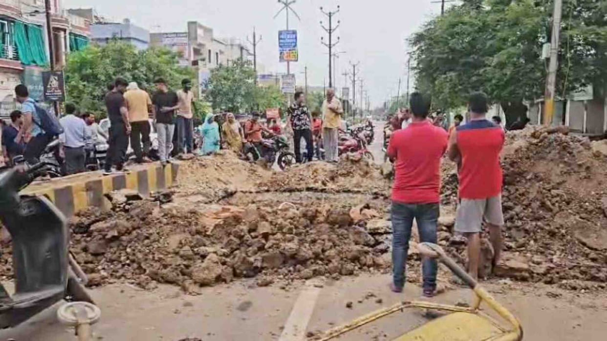 Gwalior News: Bike rider dies after falling into under-construction sewer chamber