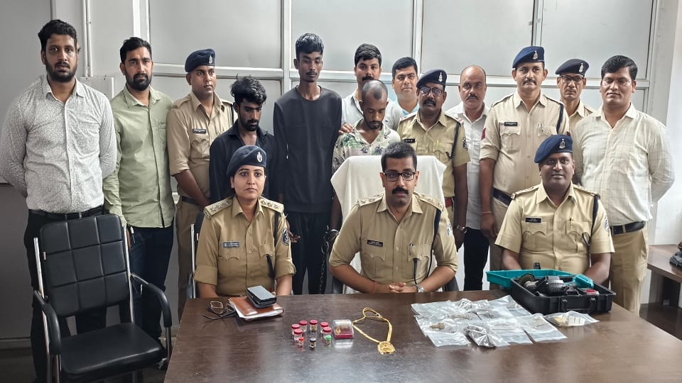 Police revealed theft of eight lakh rupees three accused arrested in Dhamtari