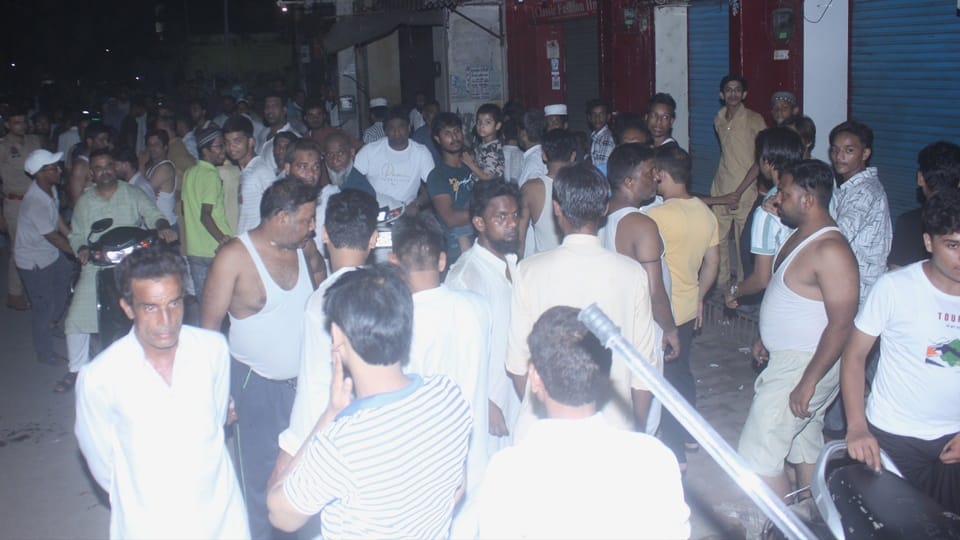UP News: People upset with power cuts Moradabad erupted anger, protested at power station