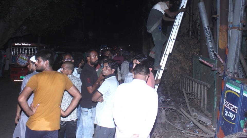 UP News: People upset with power cuts Moradabad erupted anger, protested at power station