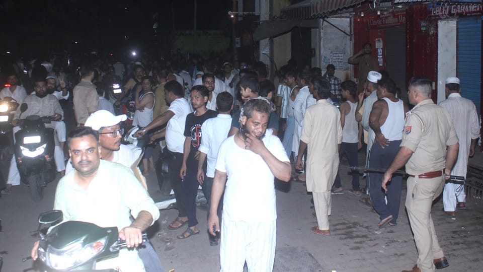 UP News: People upset with power cuts Moradabad erupted anger, protested at power station