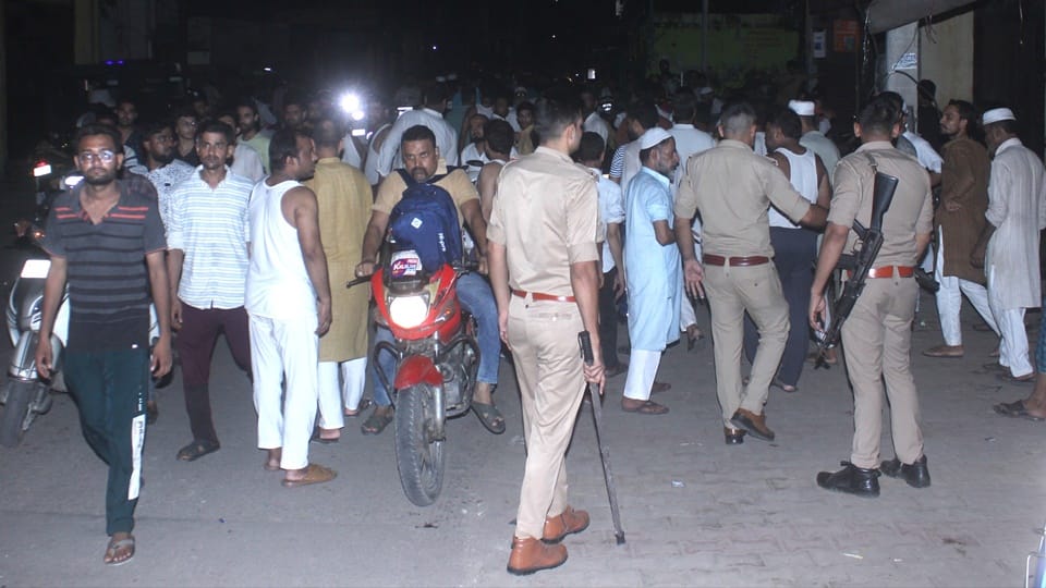 UP News: People upset with power cuts Moradabad erupted anger, protested at power station