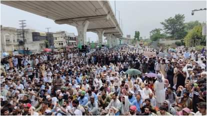 रावलपिंडी में धरना देते जमात ए इस्लामी के कार्यकर्ता।