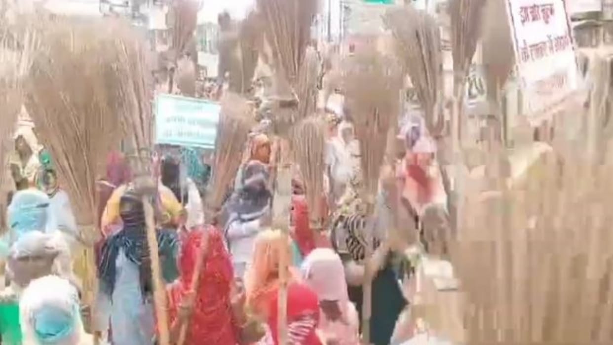 Alwar: Sanitation workers protested regarding priority in recruitment, heaps of garbage formed in the city