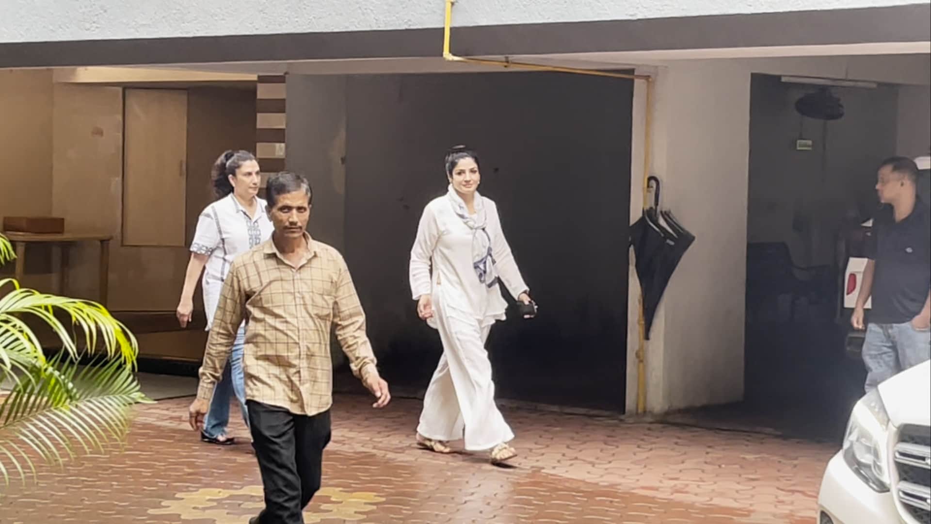 farah Khan Mother Death sweta bachchan and others at sajid khan house for condolence