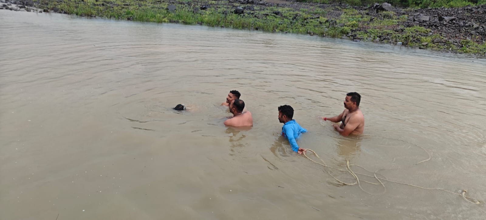 दो घंटे बाद बाहर निकाला जा सका युवक का शव।