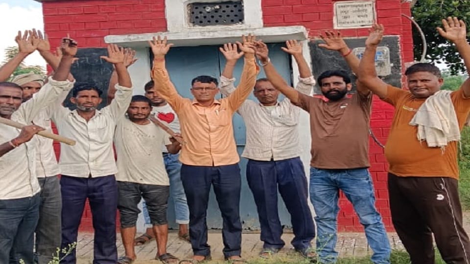 Government tube well is not working, farmers protested