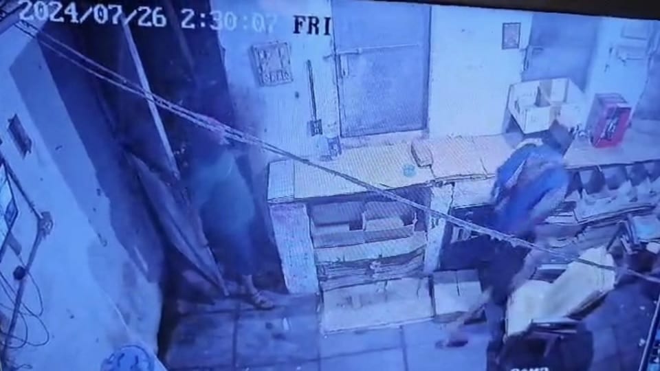 Theft worth lakhs from liquor shop act caught on CCTV in Durg